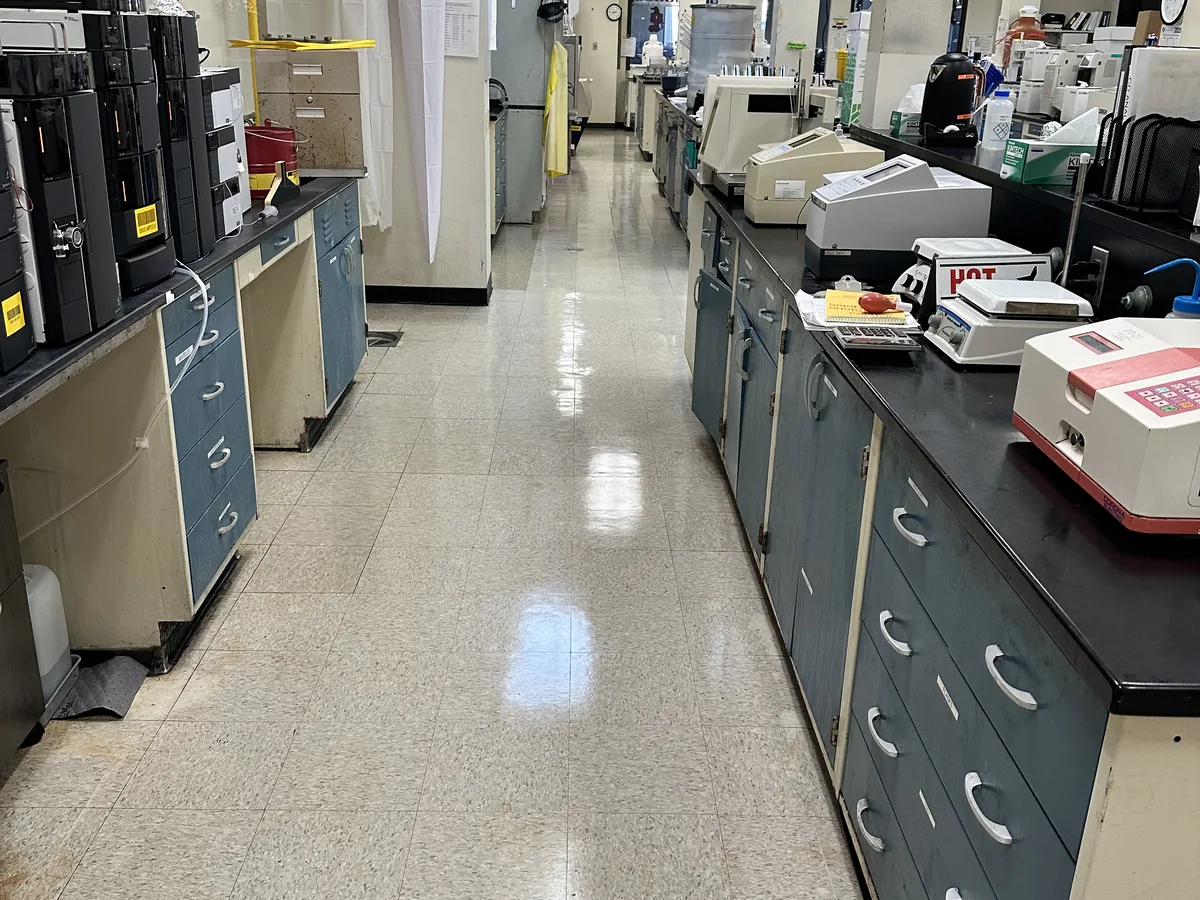 Polished VCT floor between laboratory workstations